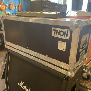 Hughes & Kettner Swichblade100 med fotbrytare och flightcase